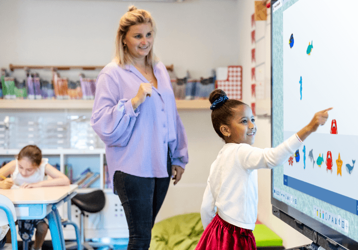 Students learning with technology in classroom - IT support for schools